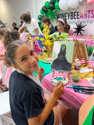 kids painting at a birthday party in honeybee arts paint and sip studio